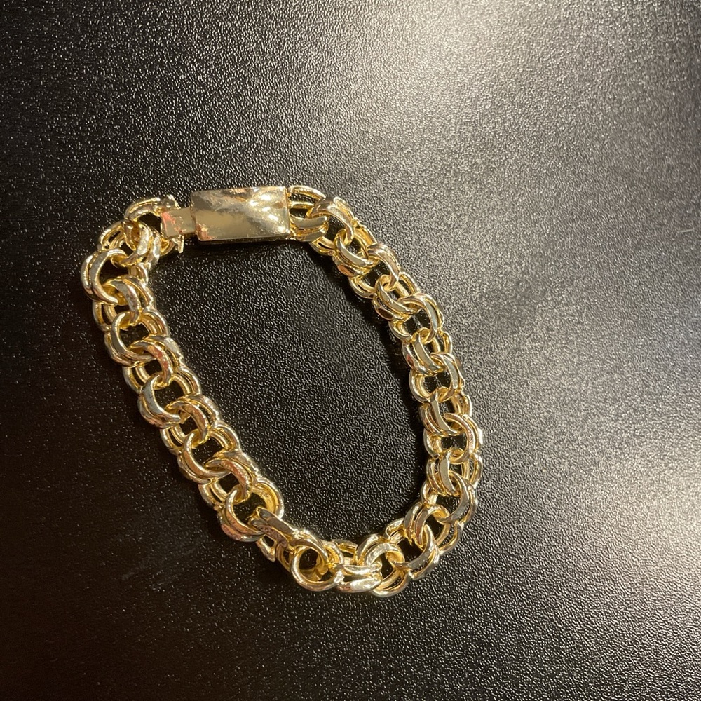 Thick gold bracelet!!✨